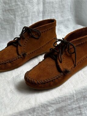 Minnetonka Women’s Brown Suede Moccasin Ankle Boots